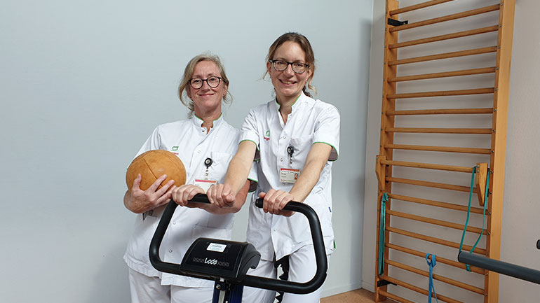 Fysiotherapeuten Marja Vilijn (links) en Mercia Spek (recht) willen patiënten in Tergooi laten bewegen