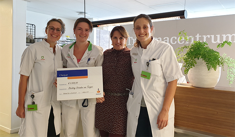 Leonie Blom, Bianca van der Hilst, Samanta van Rouwendaal en Lisette Goudzwaard met de cheque