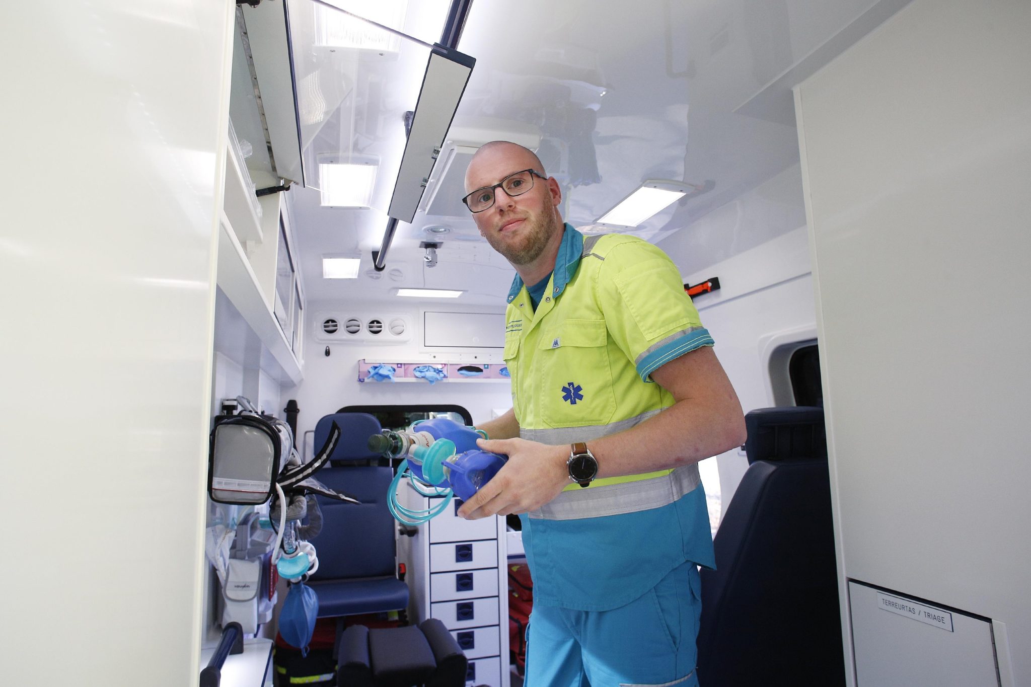 Ambulanceverpleegkundige Daniël de Ronde werkt weer op de IC in Tergooi ...