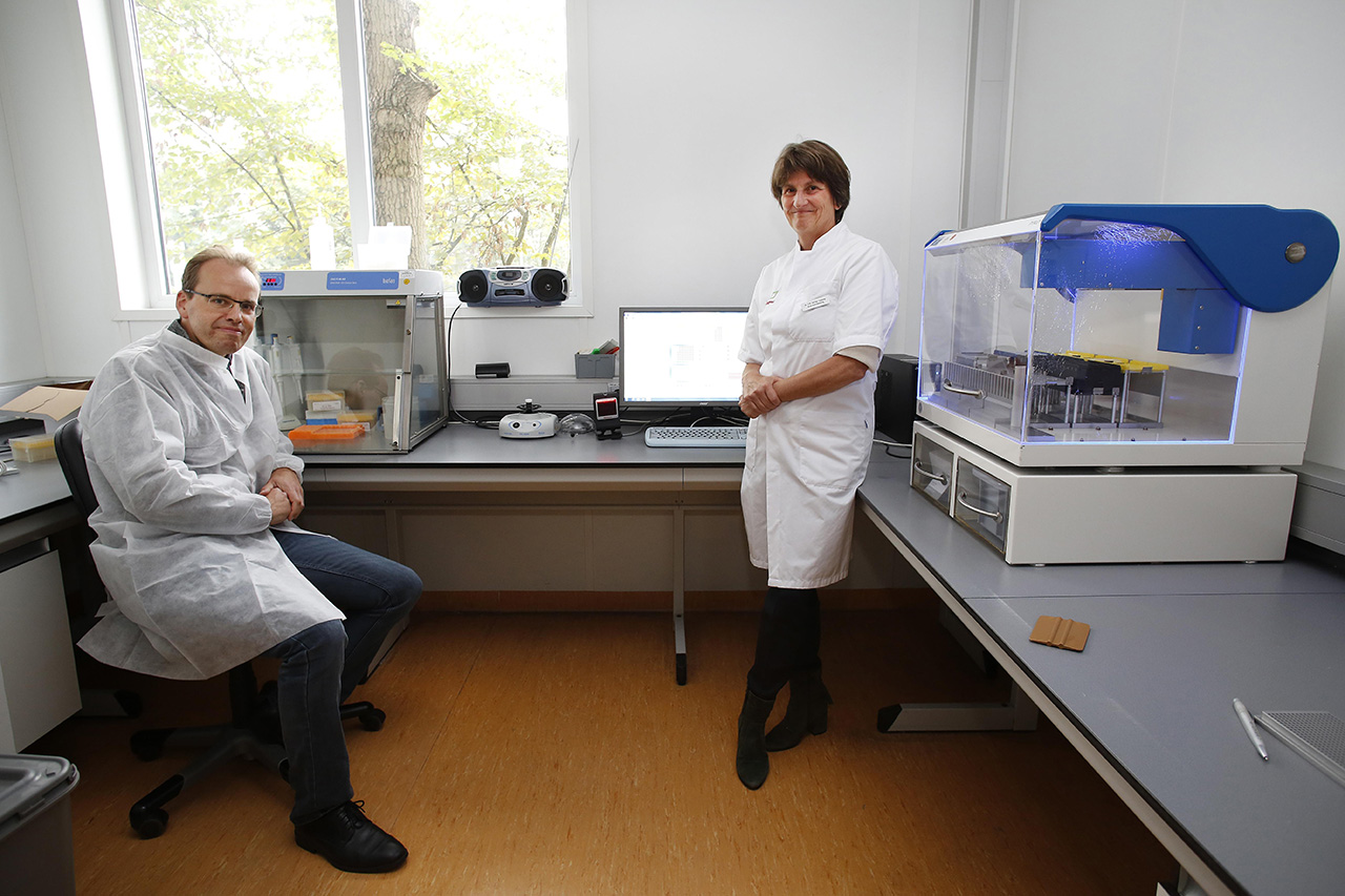 Microbiologen Aldert Bart en Wendelien Dorigo werken in het laboratorium van Tergooi.