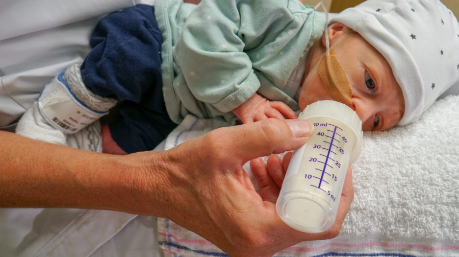Te vroeg geboren baby leren drinken uit de fles Tergooi MC