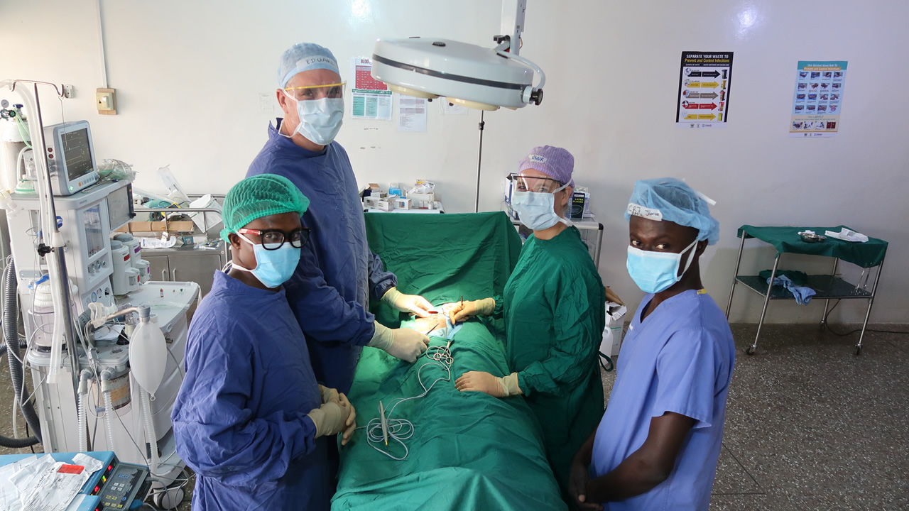 Chirurgen van Tergooi MC opereren liesbreuken in Ghana