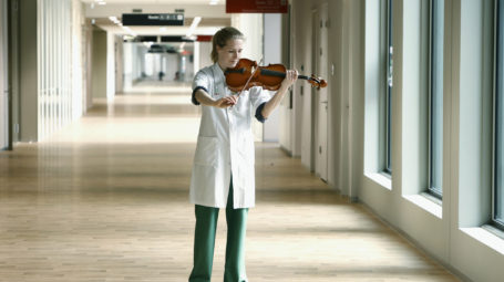 Op de Muziekpoli helpt de orthopedisch chirurg Laura Kok geblesseerde (top)musici uit binnen- en buitenland van hun klachten af.