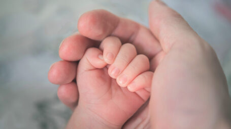 afbeelding babyhand in hand