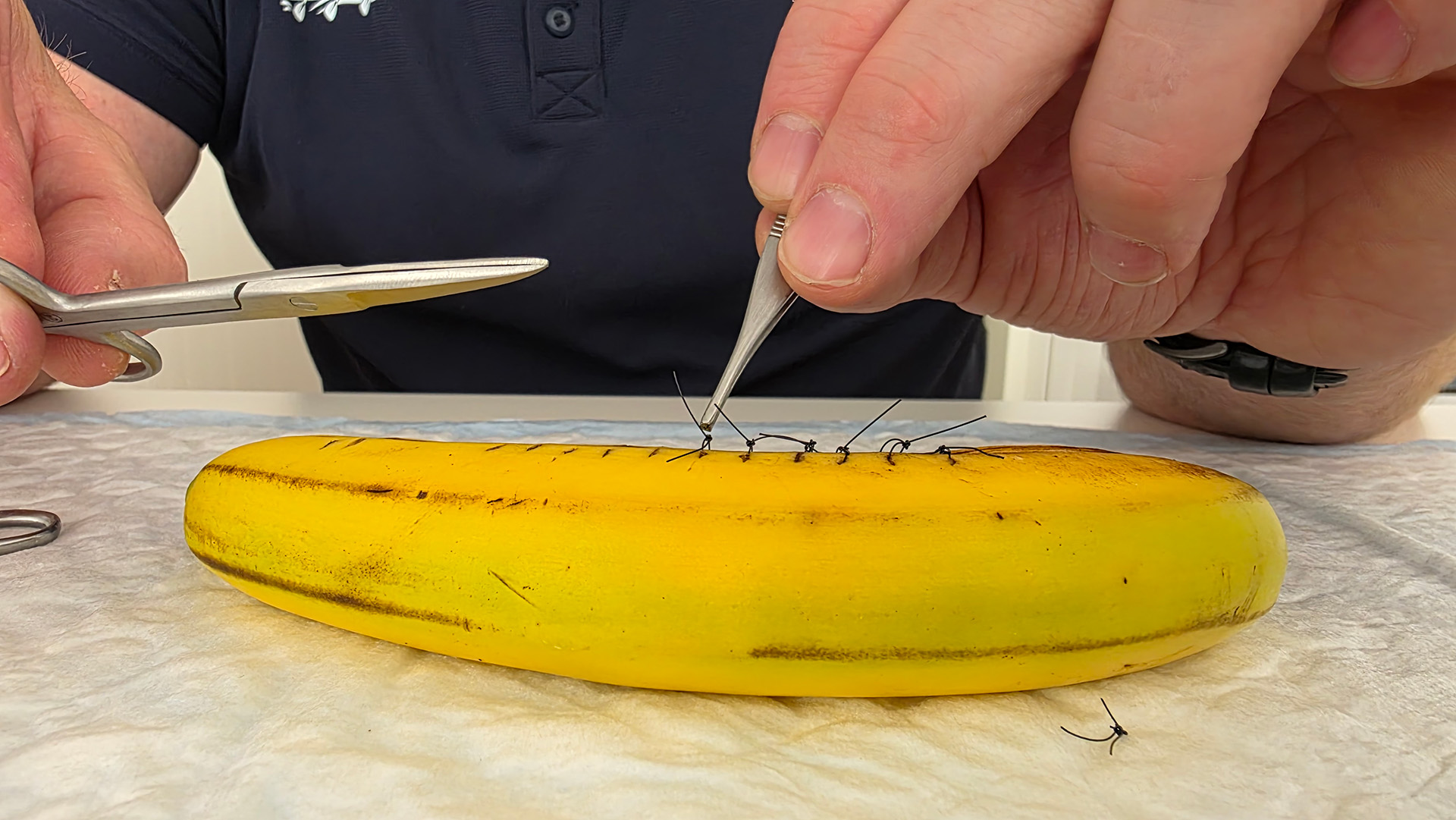 Klaar voor grote oversteek: oceaanroeiers krijgen hechtcursus Geconcentreerd hecht Enrique Gomez een banaan