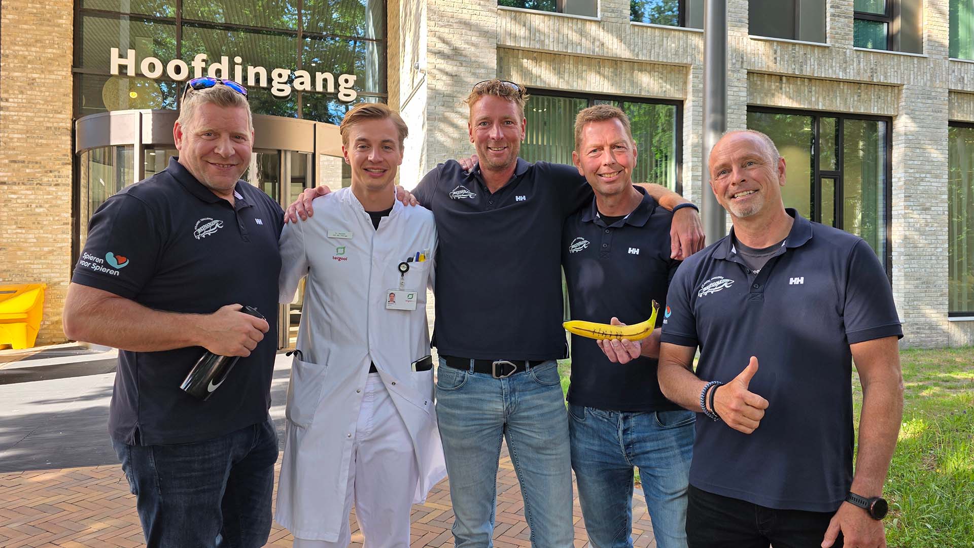 Klaar voor grote oversteek: oceaanroeiers krijgen hechtcursus Na de cursus: Enrique Gomez, Tim Hamelink, Frans van Leeuwen, Jeroen van Berg en Ko Steenman