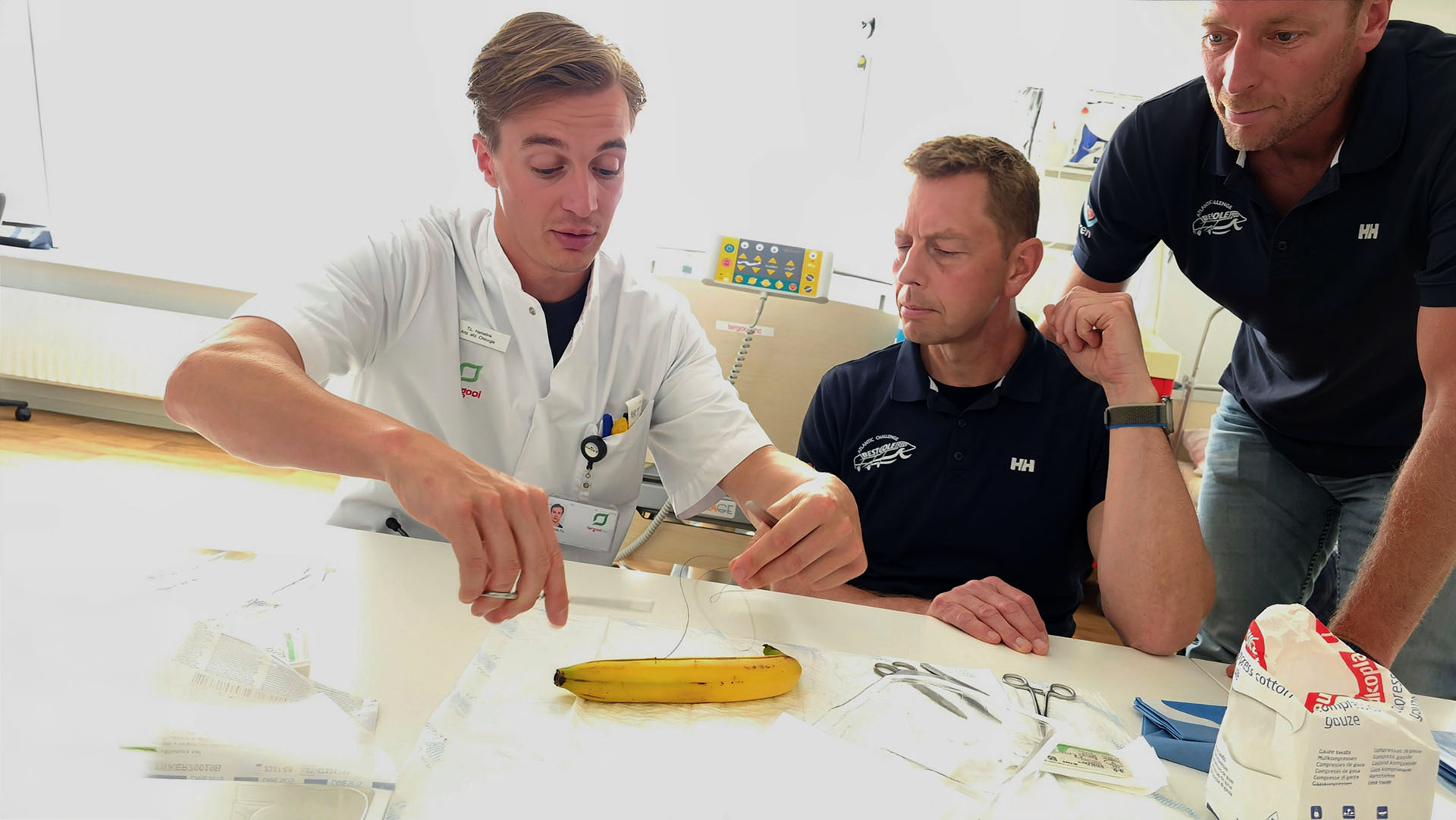 Klaar voor grote oversteek: oceaanroeiers krijgen hechtcursus ANIOS Chirurgie Tim Hamelink geeft uitleg