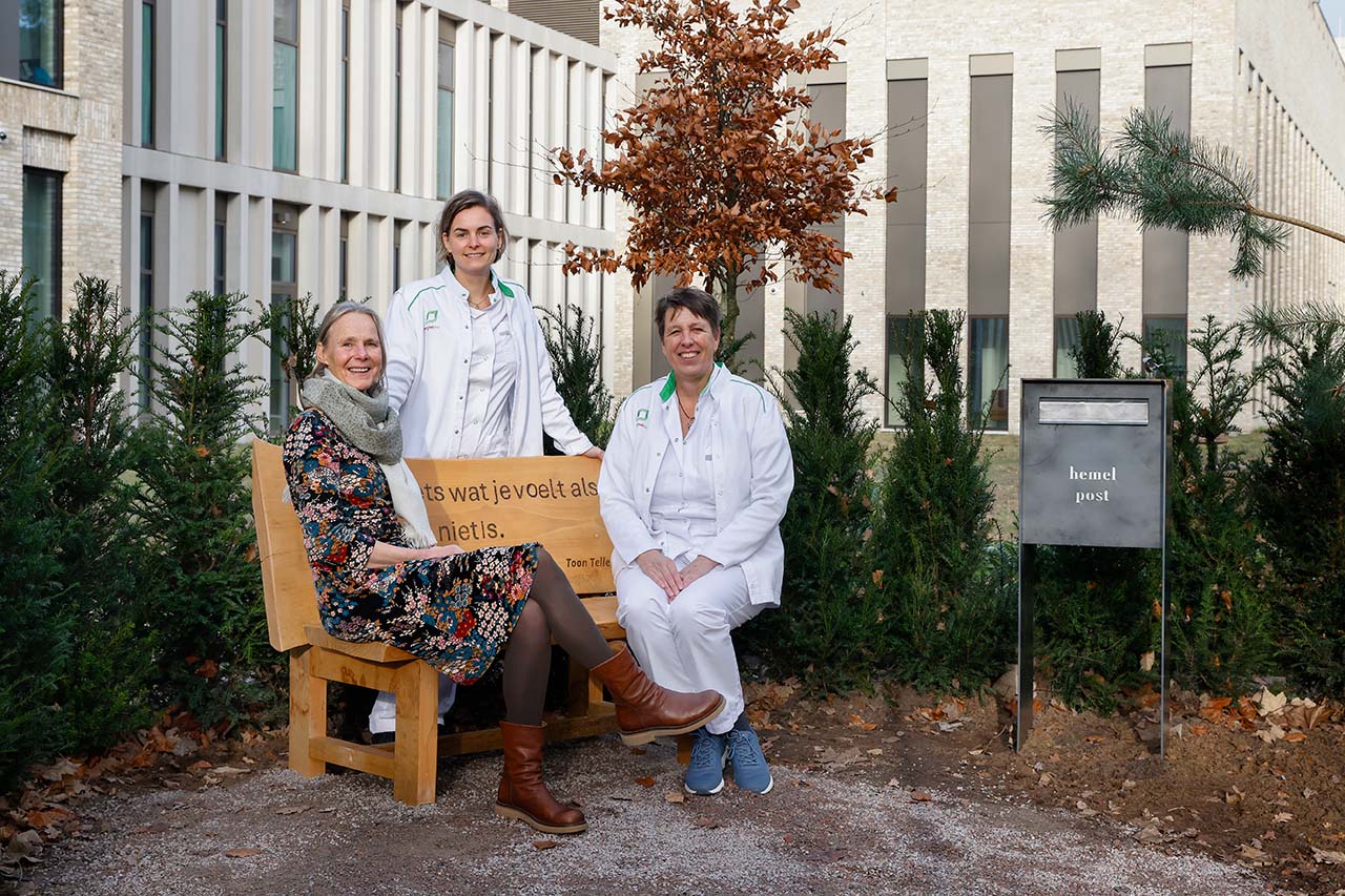 Christine van den End-Kranenburg, Rebecca Hoek en Sietske Kruijer bij de Hemelpost