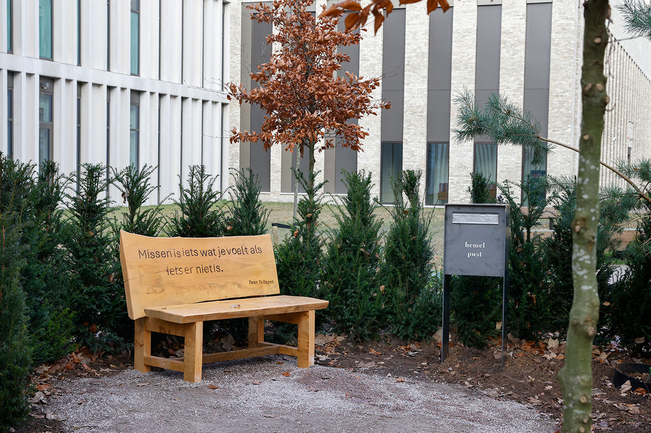 Het bankje met tekst van Toon Tellegen: 'Missen is iets wat je voelt als iets er niet meer is'