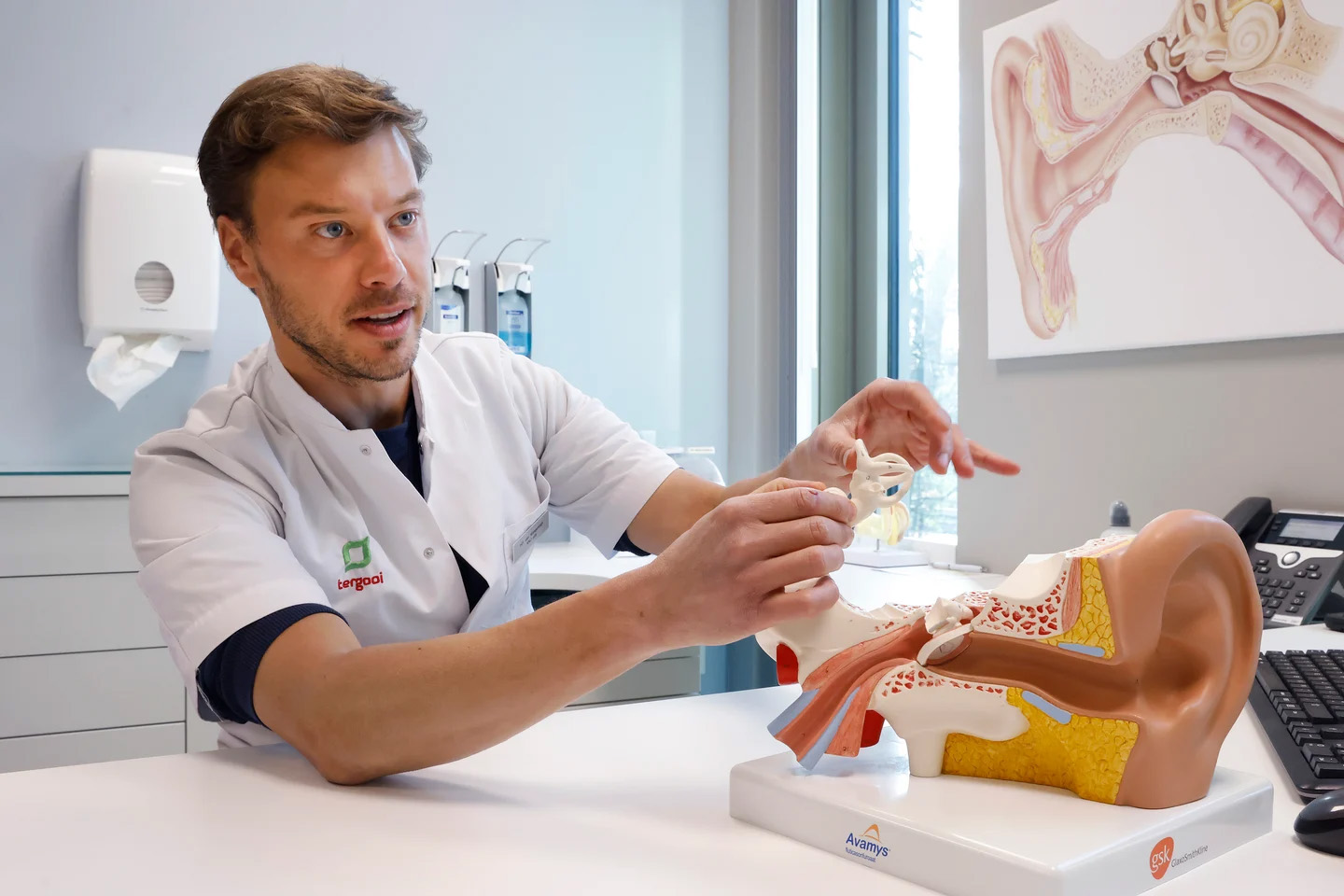 KNO-arts Huib van Waegeningh vervangt het kleinste botje in het menselijk lichaam, de stijgbeugel, voor een prothese van titanium.