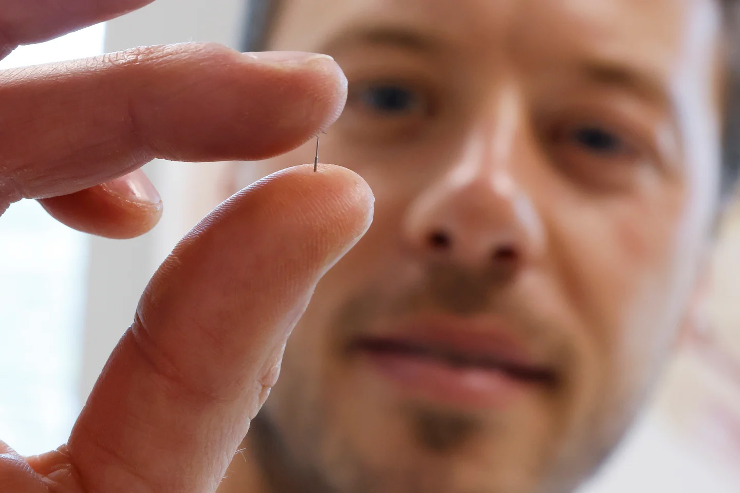 KNO-arts Huib van Waegeningh laat zien hoe minuscuul klein de stijgbeugel is.