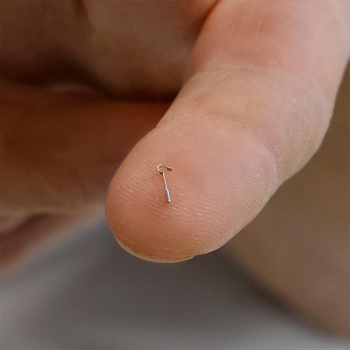 De stijgbeugel wordt door de KNO-arts van Tergooi MC vervangen door een prothese van titanium.