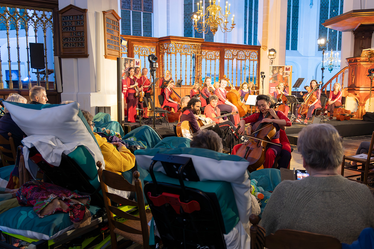 Het concert in de Jacobikerk Patiënten met Stichting Ambulance Wens naar jubileumconcert Muziek aan Bed