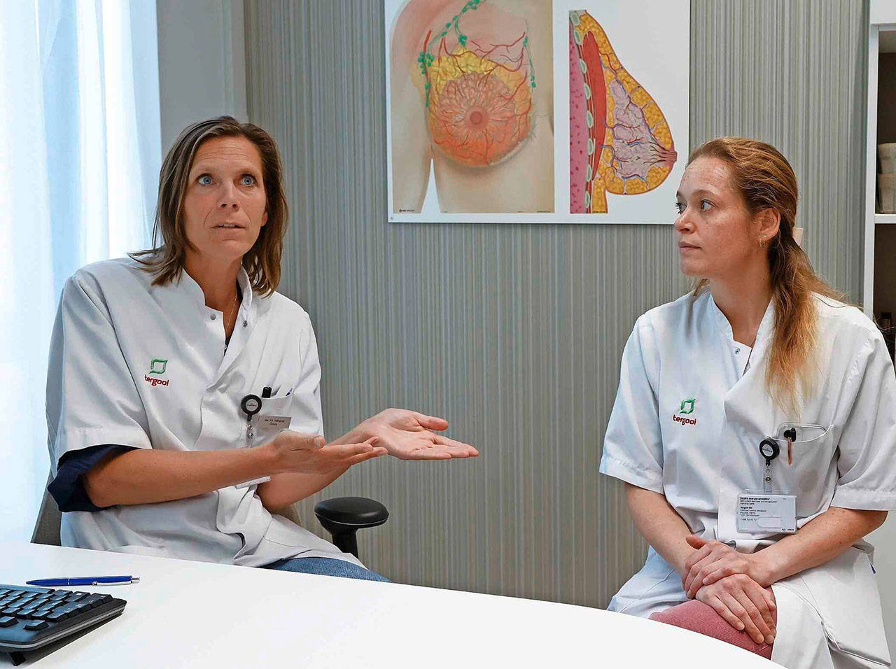 Oncologisch chirurgen Usha Coblijn en Alwine Hellingman werken aan de uitbreiding van de borstkankerzorg met een nieuwe screeningspoli borstkanker.