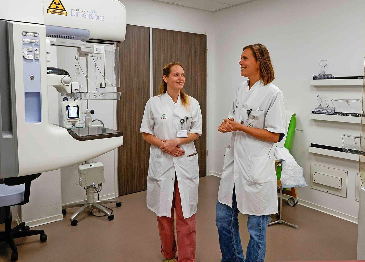 Oncologisch chirurgen Usha Coblijn en Alwine Hellingman werken aan de uitbreiding van de borstkankerzorg met een nieuwe screeningspoli borstkanker.